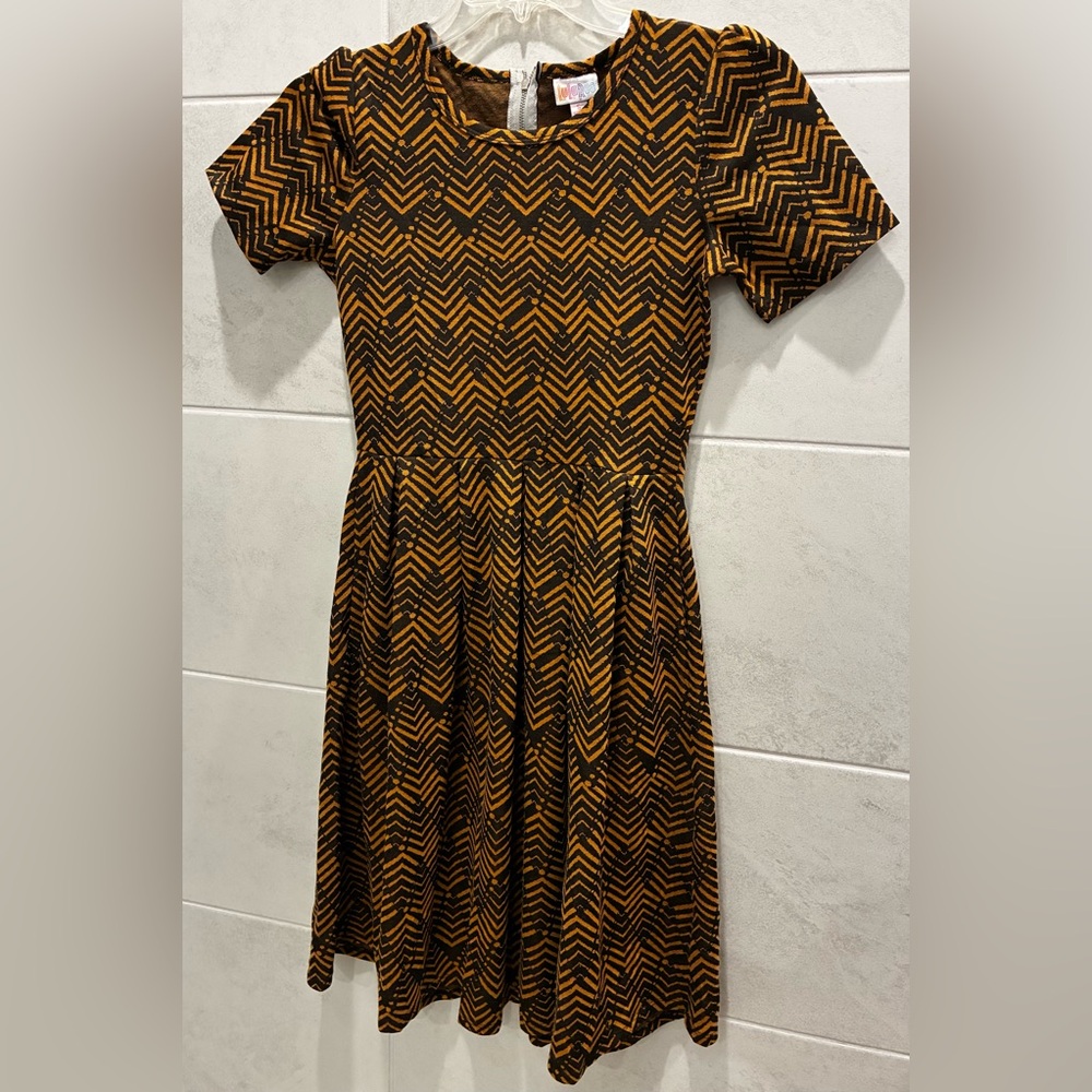 LulaRoe Small Mustard Gray Geometric Design Short Sleeve Stretch Amelia Dress